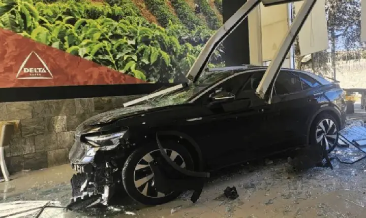 Carro elétrico destrói montra de pastelaria em Arreigada