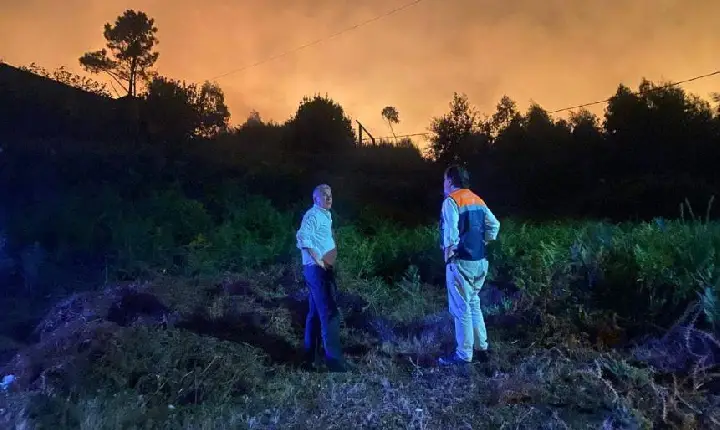 Incêndio em Paços de Ferreira mobiliza cerca de uma centena de bombeiros