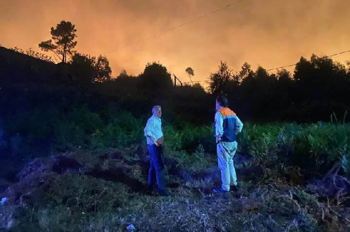 Incêndio em Paços de Ferreira mobiliza cerca de uma centena de bombeiros