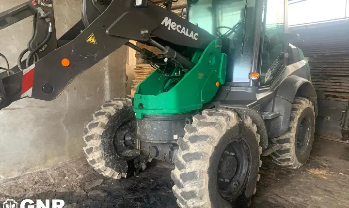 Veículo agrícola roubado em França recuperado em Vandoma