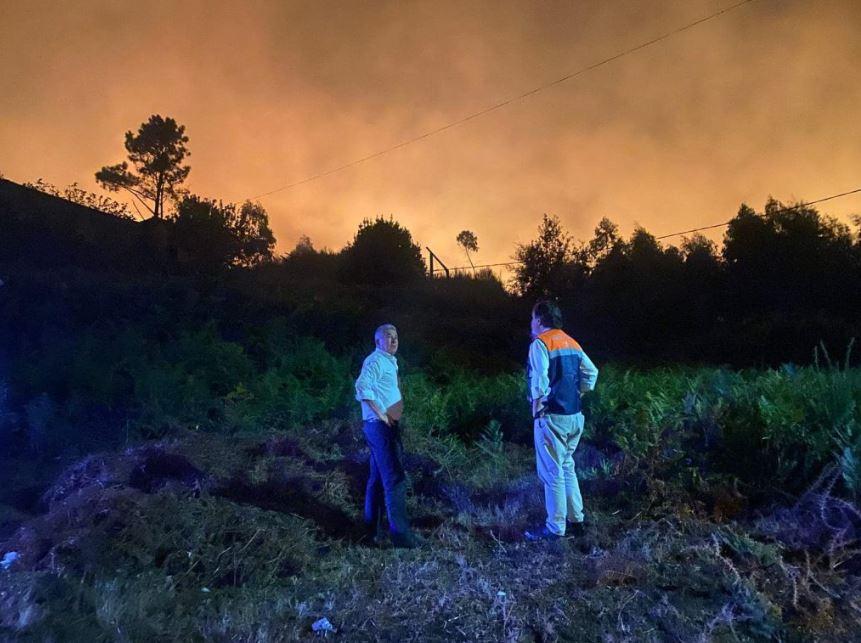 Incêndio em Paços de Ferreira mobiliza cerca de uma centena de bombeiros