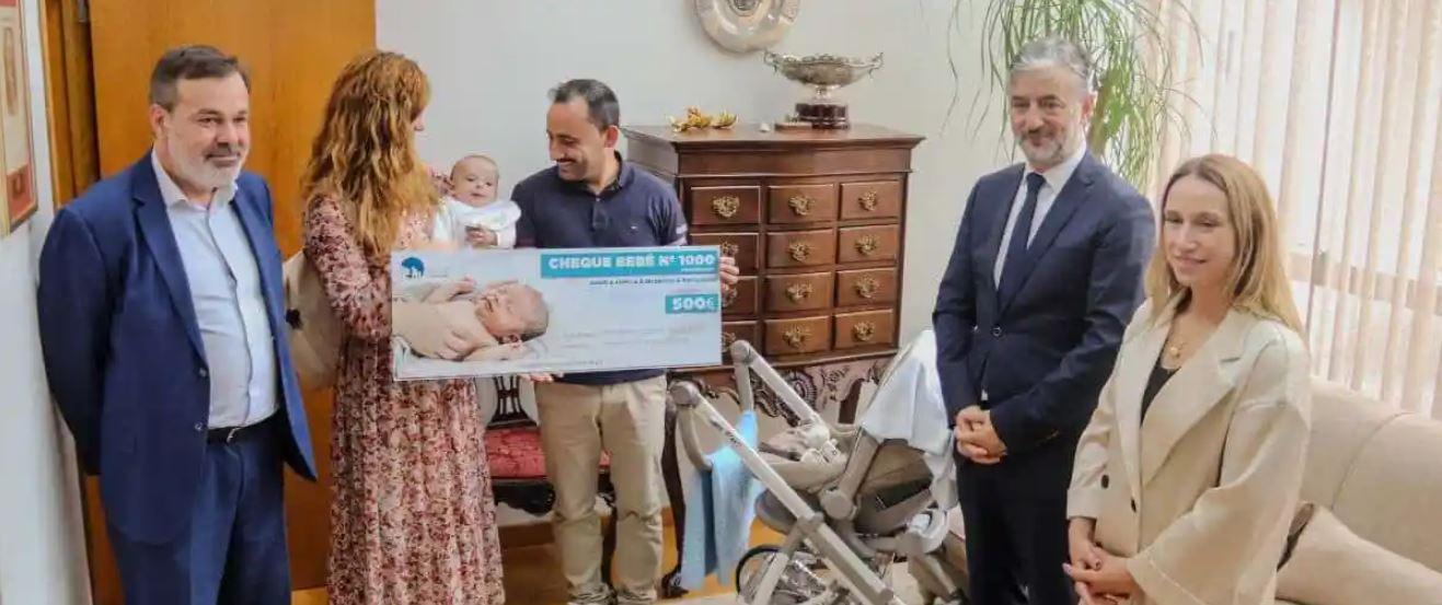 Município de Paços de Ferreira entregou cheque-bebé n.º 1000 a família de Freamunde