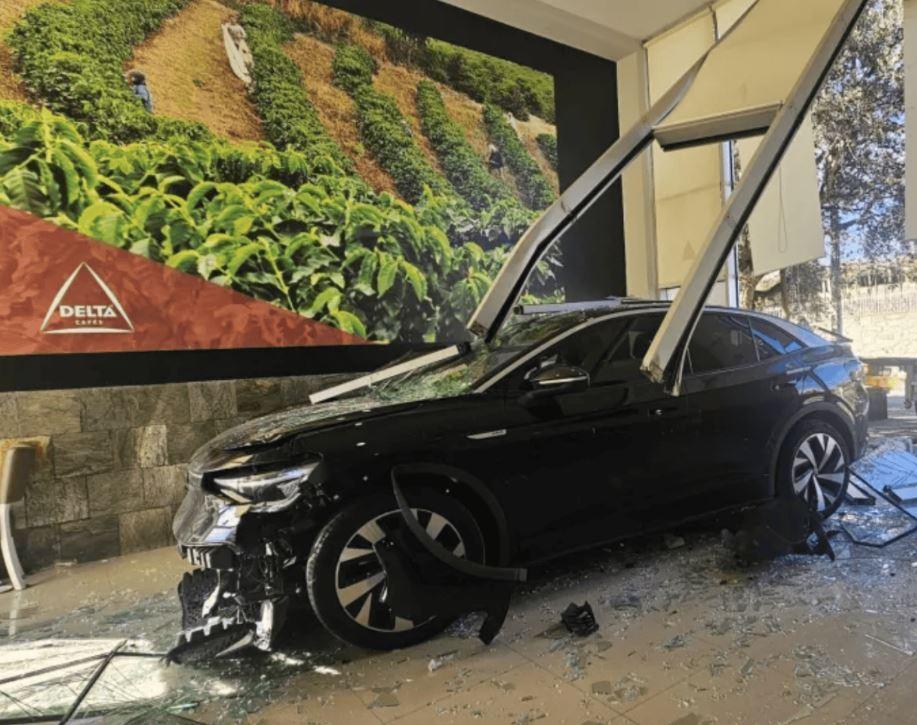 Carro elétrico destrói montra de pastelaria em Arreigada